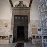 ...segnato da un portale ligneo del 1654 sormontato dal bassorilievo della Madonna del Suffragio